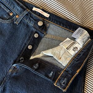 Levi’s Wedgie Straight Fit Jeans in Salsa Dark Stone Wash W29 L28